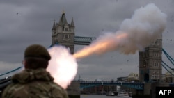 Вайскоўцы Ганаровай артылерыйскай роты праводзяць салют з гармат у Лёндане.