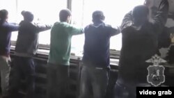 Трудовые мигранты, задержанные в ходе рейда в Москве. 