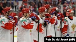 Atletët rusë pas humbjes në kampionatin botëror të hokejit mbi akull ndaj ekipit kanadez. Fotografi nga arkivi. 