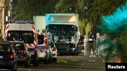 Французька поліція біля вантажівки, яка врізалася в натовп людей у Ніцці, 15 липня 2016 року