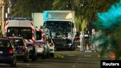 В районе французского города Ницца, где в четверг поздно вечером был совершен масштабный теракт. 15 июля 2016 года.