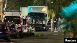 Сотрудники французской полиции на месте кровопролитной атаки в Ницце. 14 июля 2016 года.