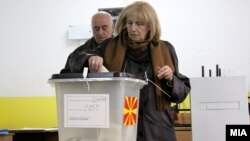 Луѓе гласаат на гласачко место во Скопје на предвремени парламентарни избори 2016. 