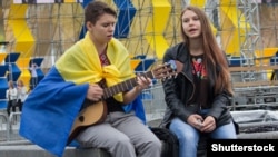 Хлопець і дівчина співають патріотичні пісні у центрі Києва в День Незалежності України, 24 серпня 2016 року