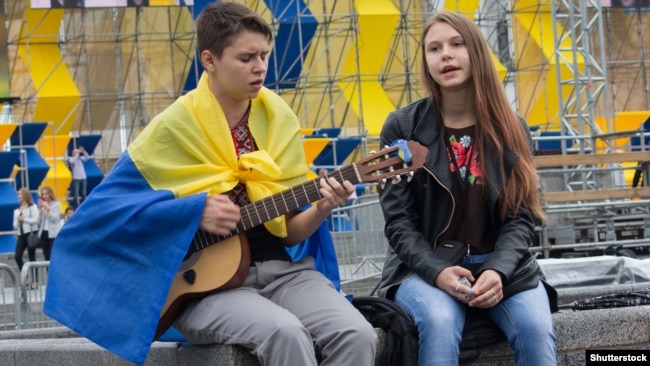 Молоді люди на майдані Незалежності в Києві на День Незалежності України, 24 серпня 2016 року