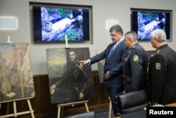Петр Порошенко осматривает картины, ранее похищенные в Вероне