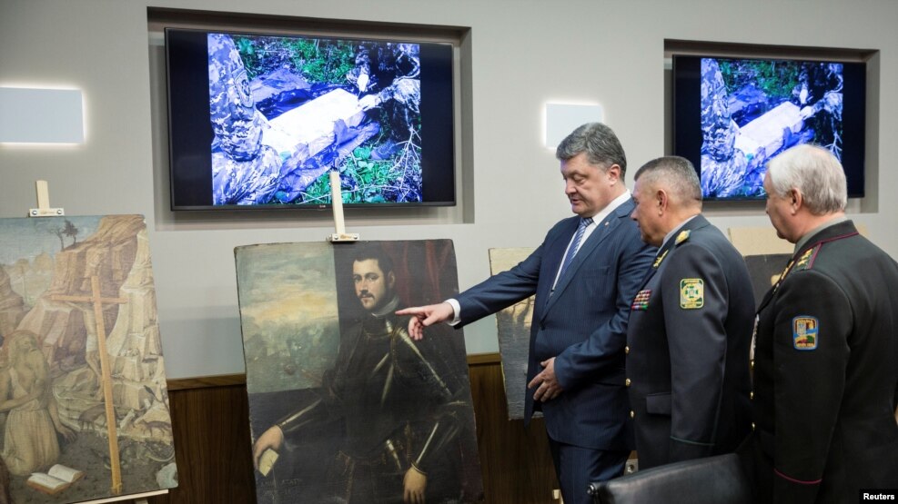 Presidenti Poroshenko duke i shikuar pikturat e gjetura në Ukrainë