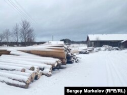 Разобранные декорации лежат под снегом в деревне Шайдома