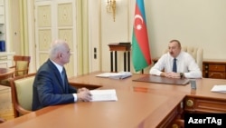 Вице-премьер Азербайджана Шахин Мустафаев (слева) и президент Азербайджана Ильам Алиев