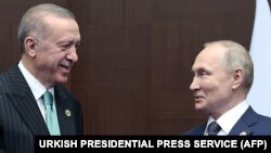 Turkish President Recep Tayyip Erdogan (left) meets with Russian President Vladimir Putin on the sidelines of a conference in Astana in October 2022.