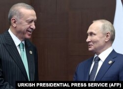 Türkiye prezidenti Recep Tayyip Erdoğan (soldan) ve Rusiye prezidenti Vladimir Putin Asiyada işbirligi ve işançnı pekitüv toplaşuvı vaqtında. Astana, Qazahistan, 2022 senesi oktâbrniñ 13-ü