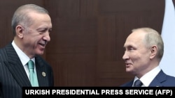 Президент Турции Реджеп Тайип Эрдоган (слева) и президент России Владимир Путин во время заседания Совещания по взаимодействию и укреплению мер доверия в Азии. Астана, Казахстан, 13 октября 2022 года