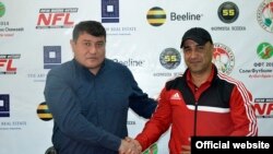Главный тренер "Истиклола" Мубин Эргашев (слева) и главный тренер "Регар-ТадАЗа" Алишер Хакбердиев (справа) в Душанбе, 22 ноября 2014 года.