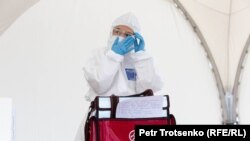 Медицина қызметкері коронавируске тестілейтін орталықта. Алматы, 14 маусым, 2020 жыл