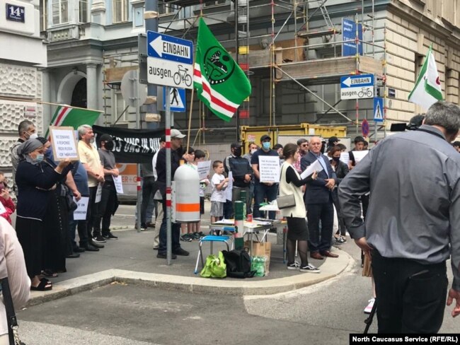 Участники митинга в Вене