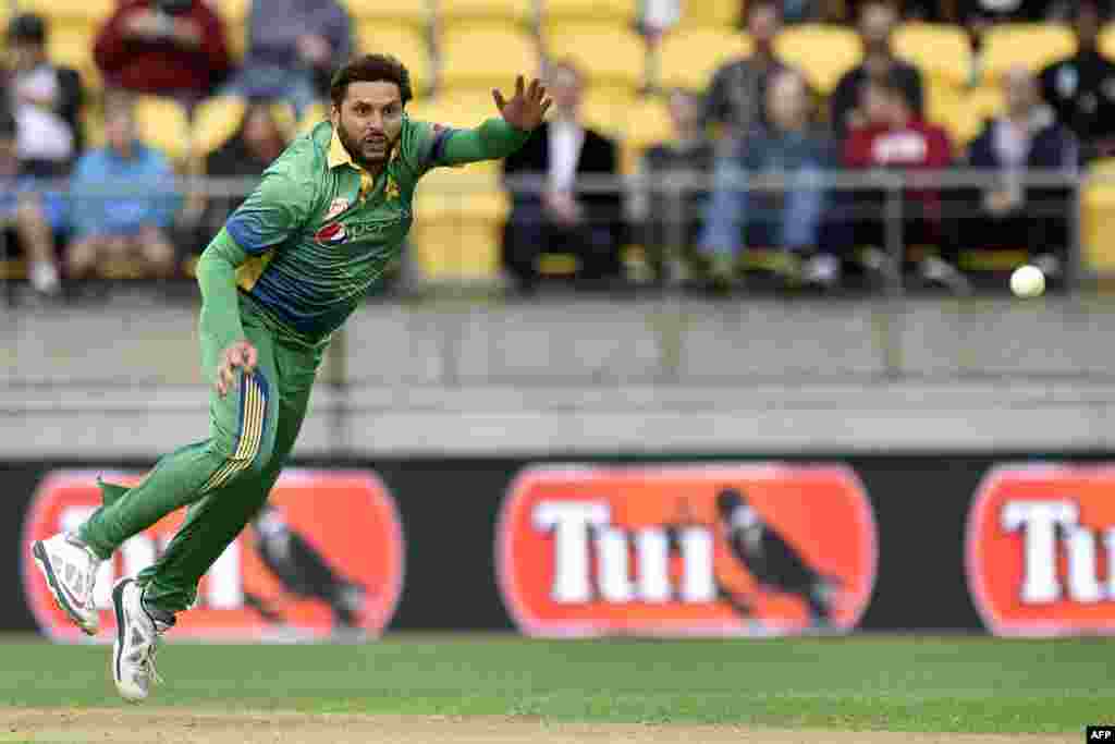 New Zealand -- Shahid Afridi of Pakistan bowls during the third T20 cricket match between New Zealand and Pakistan in Wellington at Westpac Stadium, January 22, 2016