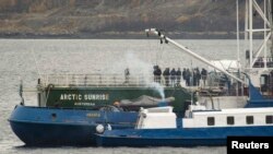 Задержанное российскими пограничниками судно Greenpeаce "Арктик Санрайз" (Кольский залив)