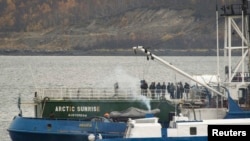 Задержанное судно Arсtic Sunrise в порту Мурманска