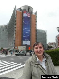 Zdanje Europske komisije s plakatom dobrodošlice Hrvatskoj.