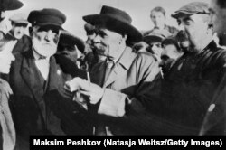 Максим Горький с рабочими-ударниками на теплоходе "Абхазия", 1930 год