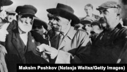 Максим Горький с рабочими-ударниками на теплоходе «Абхазия», 1930 год