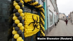 Znak upozorenja zbog izbijanja pandemije napavljen od balona na na vratima kafića u Moskvi