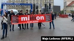 Aktivisti protesta "1 od 5 miliona" ispred bine u Novom Sadu