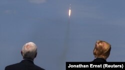 Президент США Дональд Трапм (п) і віцепрезидент Майк Пенс (л) особисто спостерігали за стартом на космодромі у штаті Флорида, 30 травня 2020 року