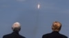 Президент США Дональд Трамп (справа) и вице-президент Майк Пенс наблюдают за запуском ракеты с космодрома на мысе Канаверал во Флориде 30 мая 2020 года