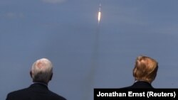 Mike Pence și Donald Trump la lansarea rachetei SpaceX Falcon, Cape Canaveral, Florida, 30 mai, 2020.
