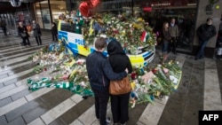 Люди вшановують пам'ять загиблих внаслідок нападу, Стокгольм, Швеція, 10 квітня 2017 року