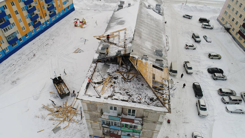 Россия: на Сахалине ураган сорвал с жилых домов десятки крыш