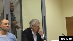 Акбарали Абдуллаев (на заднем плане) в суде Киева. 22 февраля 2017 года. 