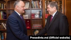 Ambasadorul R. Moldova în Rusia Andrei Neguţa împreună cu președintele Igor Dodon