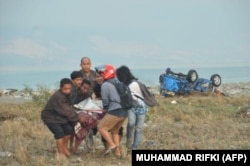 ځايي خلک د جسدونو او زخمیانو په راویستلو کې مرسته کوي.