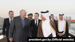 Аляксандар Лукашэнка падса афіцыйнага візыту ў Катар, 30 кастрычніка 2016 году.
