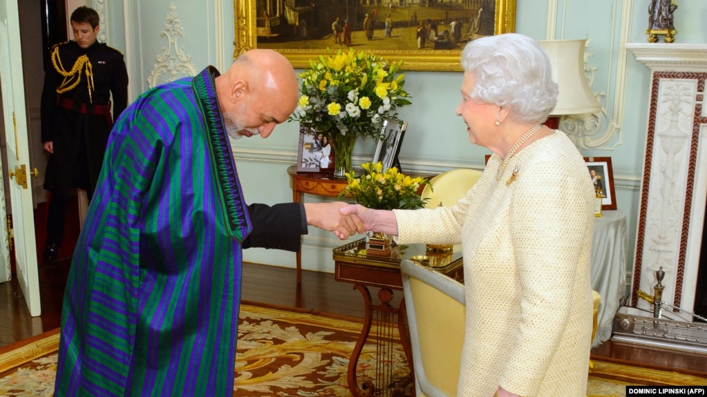  Кралица Елизабет Втора се ръкува с афганистанския президент Хамид Карзай при идването му в Бъкингамския замък, Лондон, 30 октомври 2013 година 