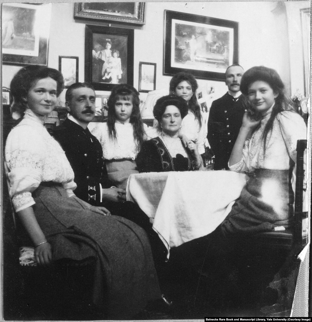 The grand duchesses with their mother and two officers