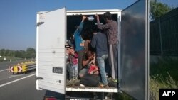 Unul din camionale încărcate cu refugiați, interceptate de poliția austriacă