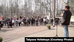 Активисты Токсово на акции протеста против нелегальной застройки леса, 12 апреля 2015 г. 