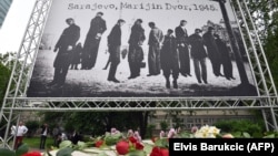 Plakat u Sarjevu na dan mise za žrtve Bleiburga, sa fotografijom obješenih antifašista pred oslobođenje Sarajeva 1945. godine