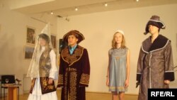 В рамках "Дней Казахстана в Праге" 11 сентября 2008 года прошел показ моды.