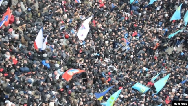 Мітинг під стінами кримського парламенту, Сімферополь, 26 лютого 2014 року