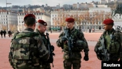 Военные патрули продолжают дежурить на улицах городов Франции