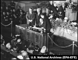 Дзяржсакратар ЗША Дын Ачэсан падпісвае дамову аб утварэньні Паўночнаатлянтычнага альянсу, Вашынгтон, 4 красавіка 1949