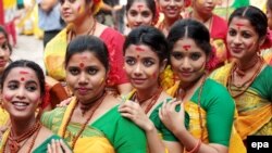 Studente indiene la Festivalul Tagore la Calcutta