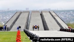 Armenia -- Soldiers stand guard in front of the Tsitsernakaberd Memorial in Yerevan 24Apr2015