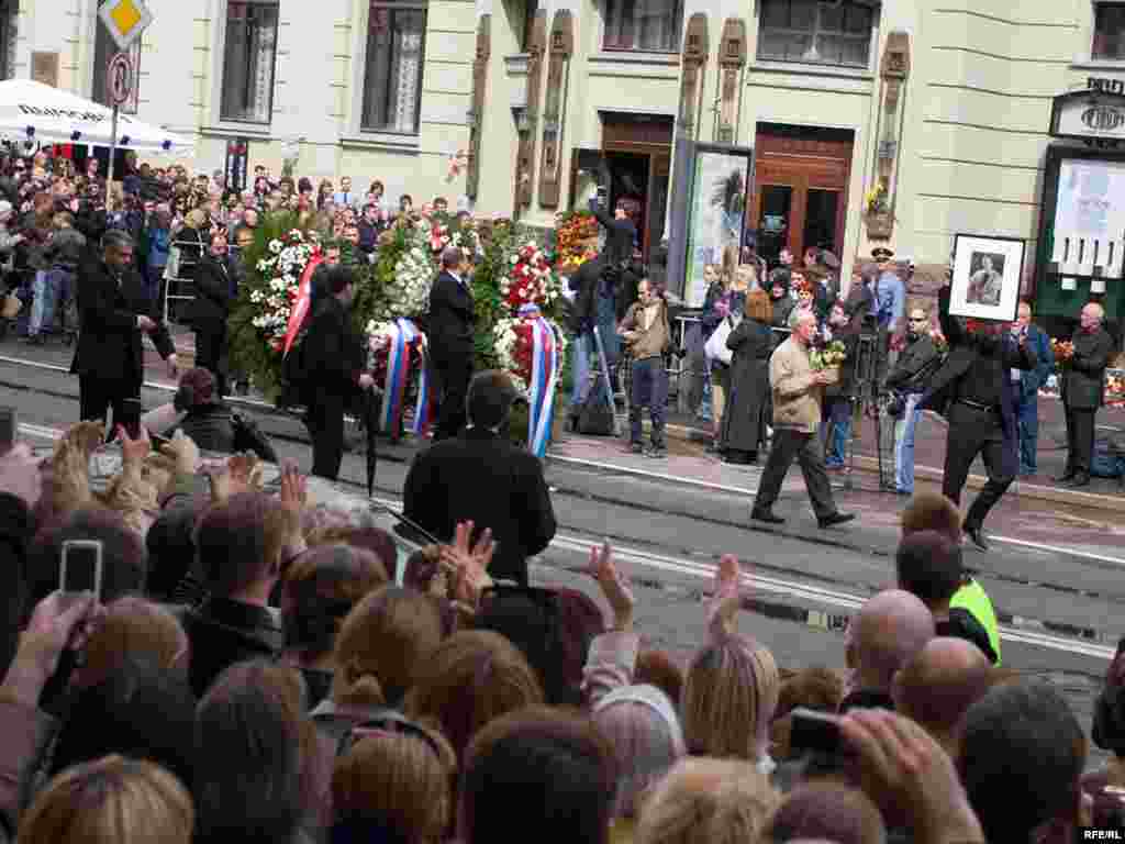 Гроб с телом Олега Янковского выносили под бурные аплодисменты и крики "Браво!"