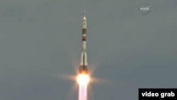 "Союз МС-04" ғарыш кемесі тиелген зымыранның Байқоңыр ғарыш айлағынан ұшырылған сәті. 20 сәуір 2017 жыл. (Көрнекі сурет.)