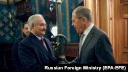 Русија- Либискиот генерал Калифа Хафтар и рускиот министер за надворешни работи Сергеј Лавров, 13.01.2020